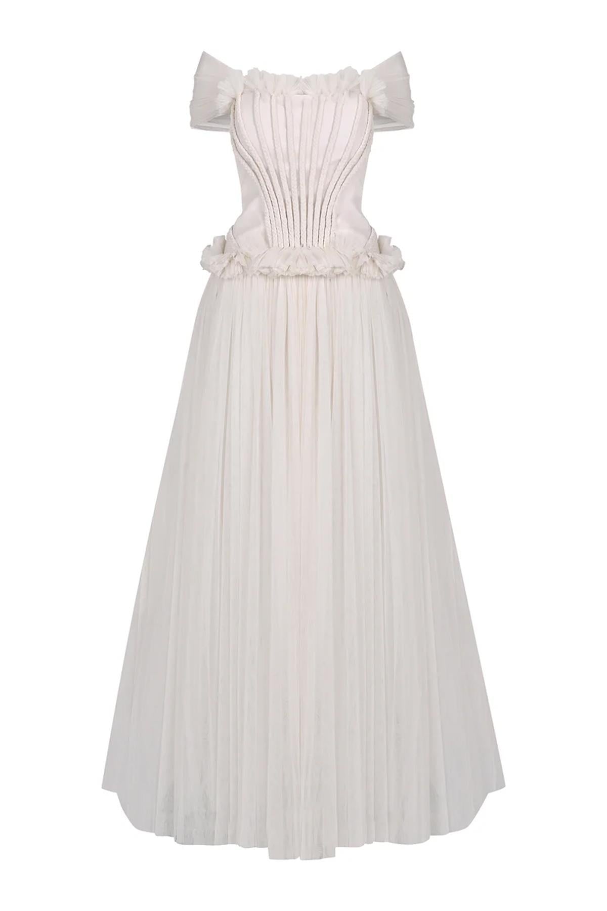 فستان سهرة طويل مكشوف الكتفين مع تفاصيل تجمع الخصر