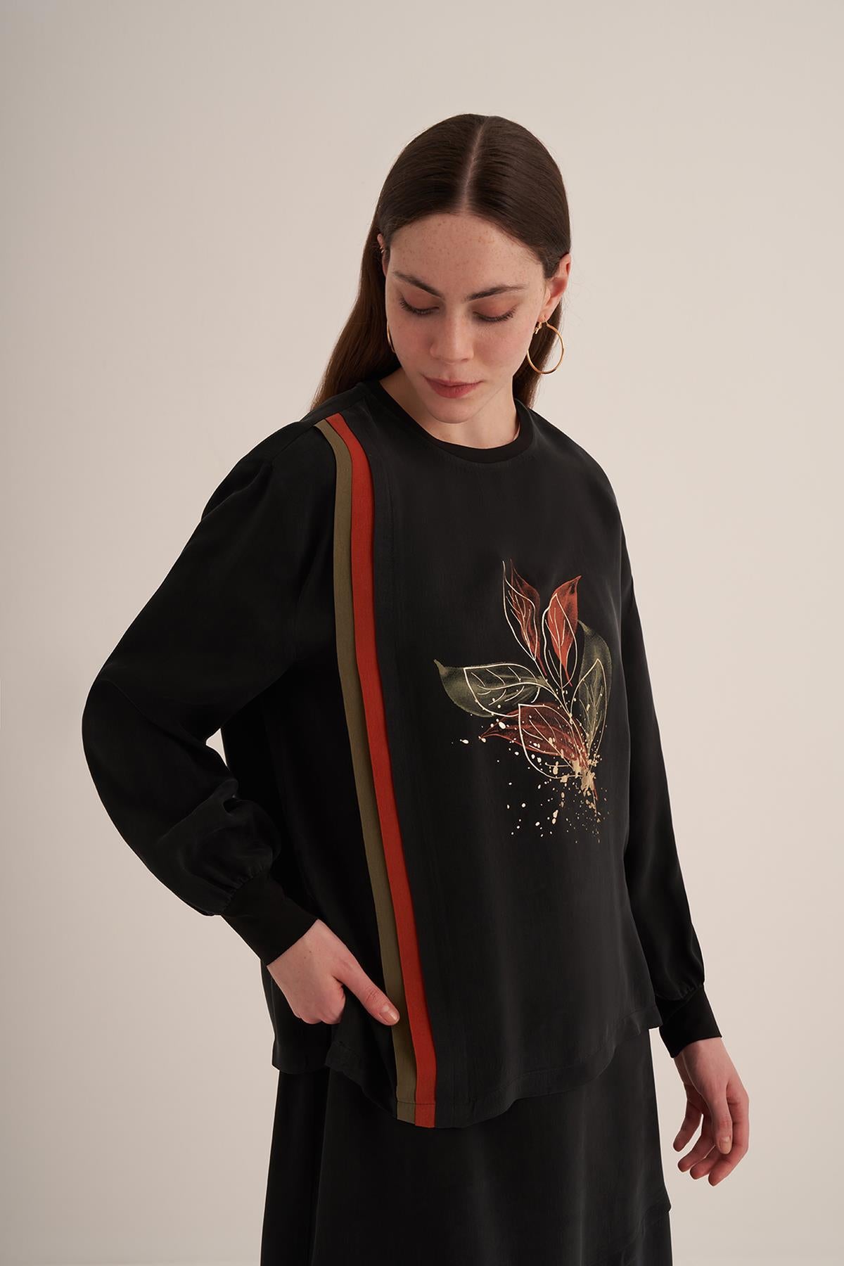 Yan Şerit Detaylı Ön Yaprak Desenli Tunik