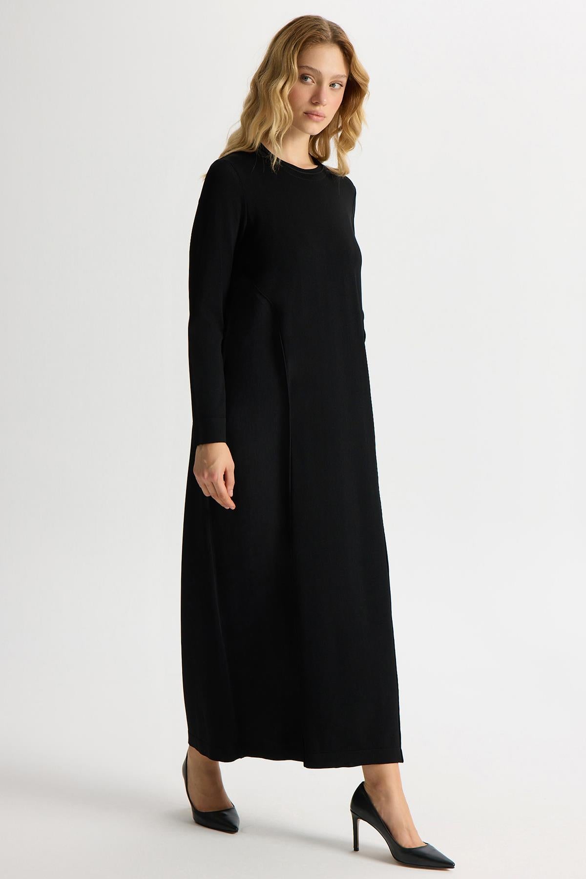 فستان محبوك بتفاصيل من الكوبرو في الأمام 