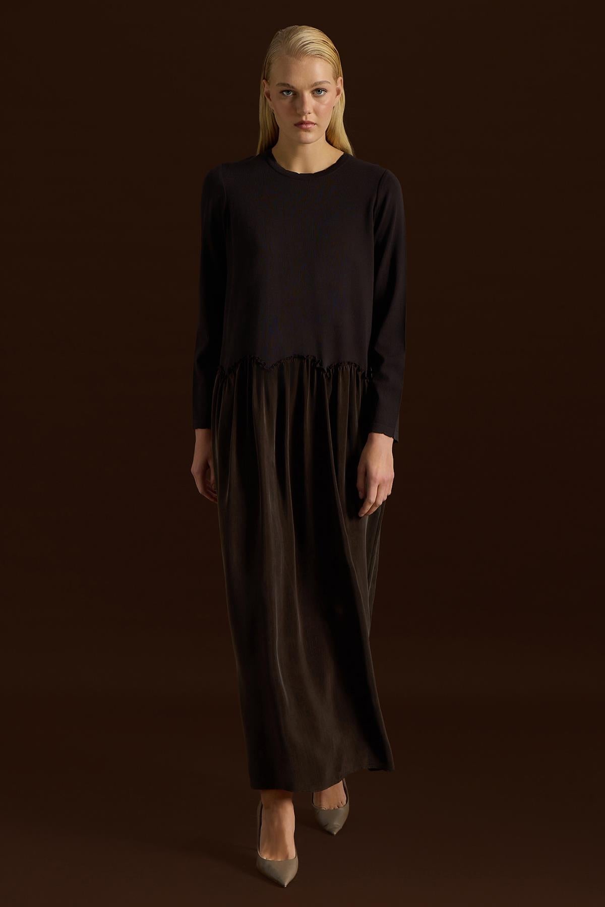 فستان من الكوبرو المحبوك بتفاصيل مكشكشة 