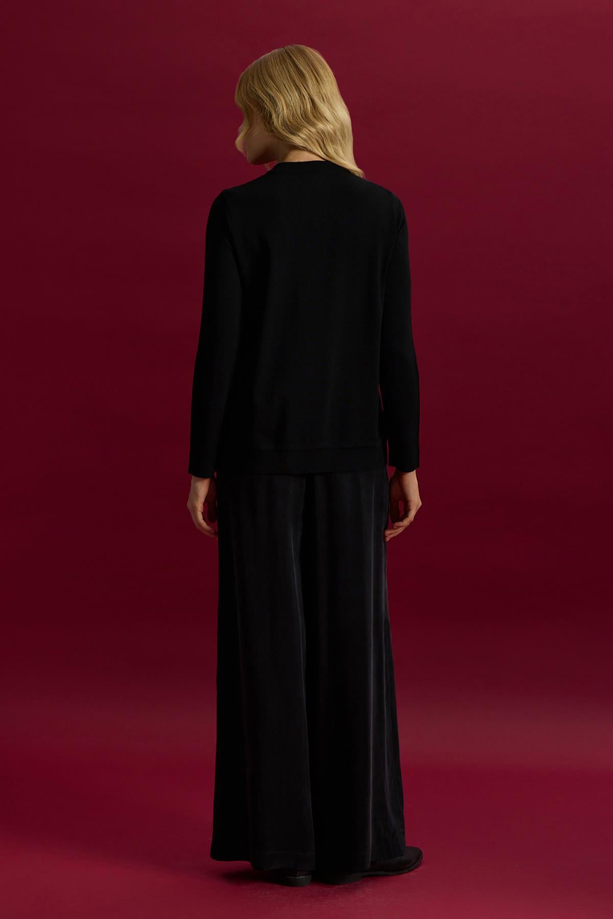 تنورة من الكوبرو بتفاصيل جيب