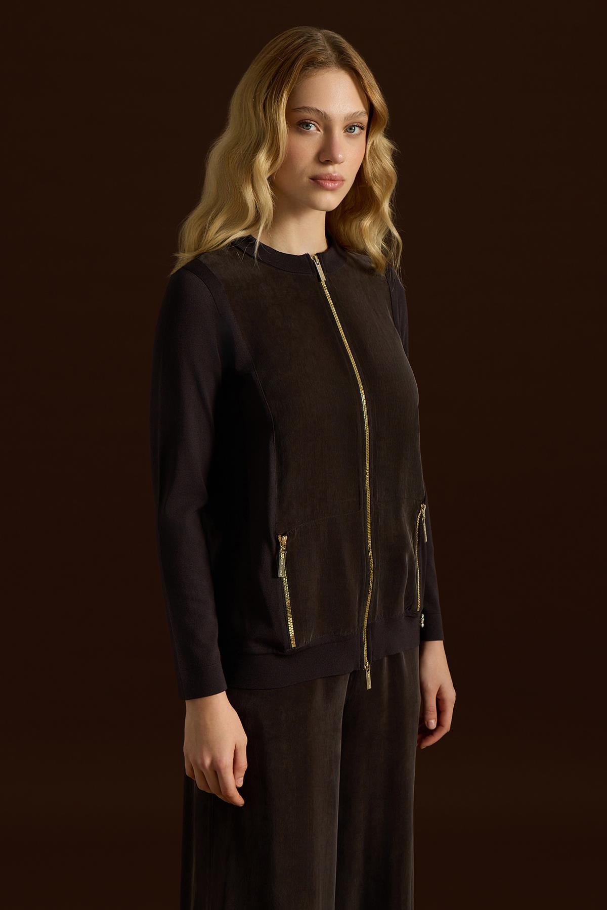 جاكيت محبوك بتفاصيل من الكوبرو مع سحاب 