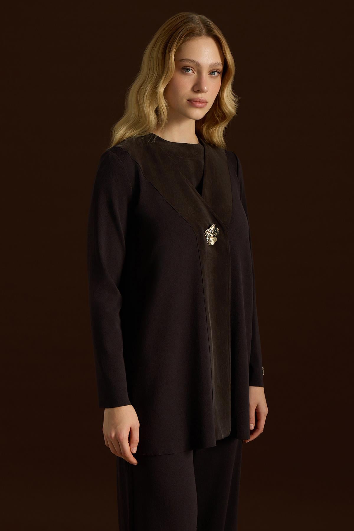 Broş Detaylı V Yaka Ceket