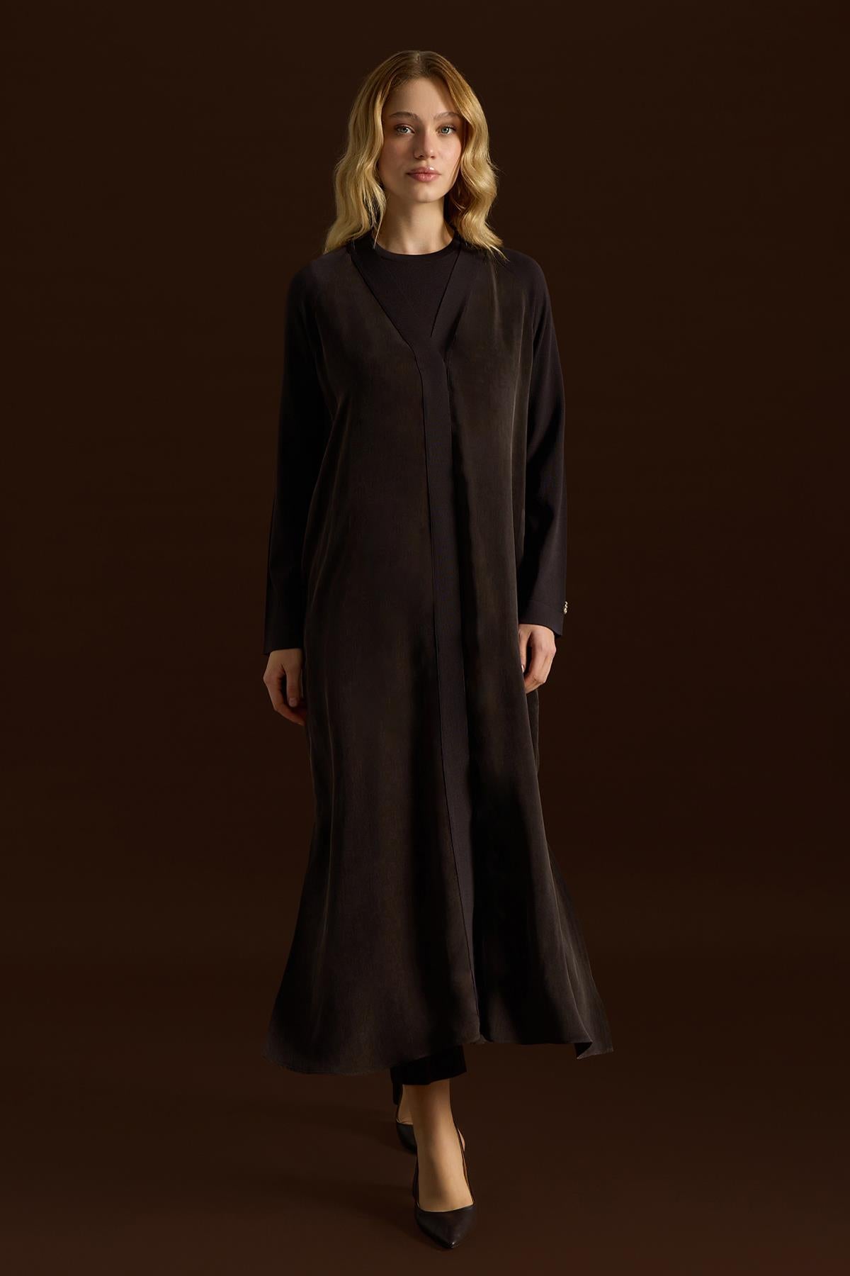 قبعة صوفية محبوكة بياقة على شكل حرف V مزينة بتفاصيل 