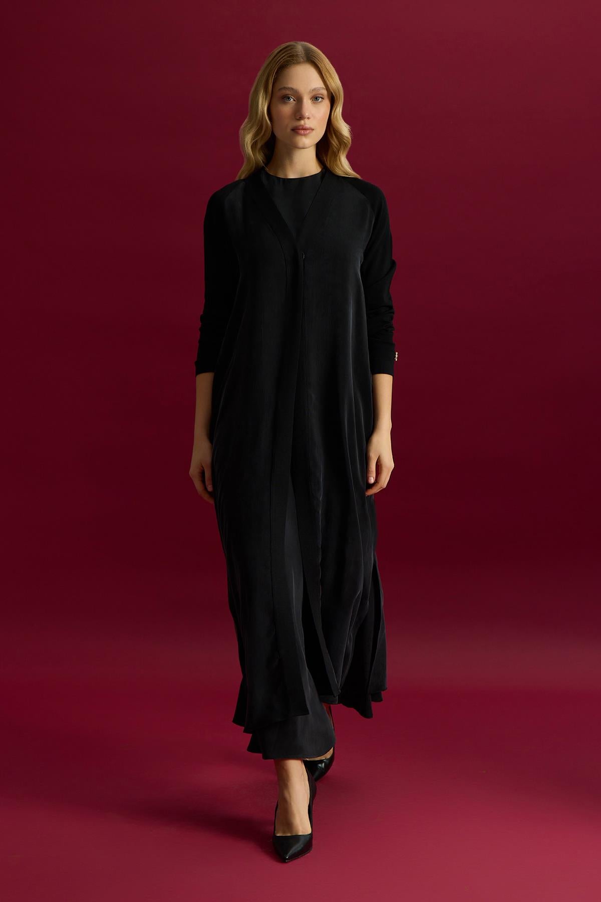 قبعة صوفية محبوكة بياقة على شكل حرف V مزينة بتفاصيل 