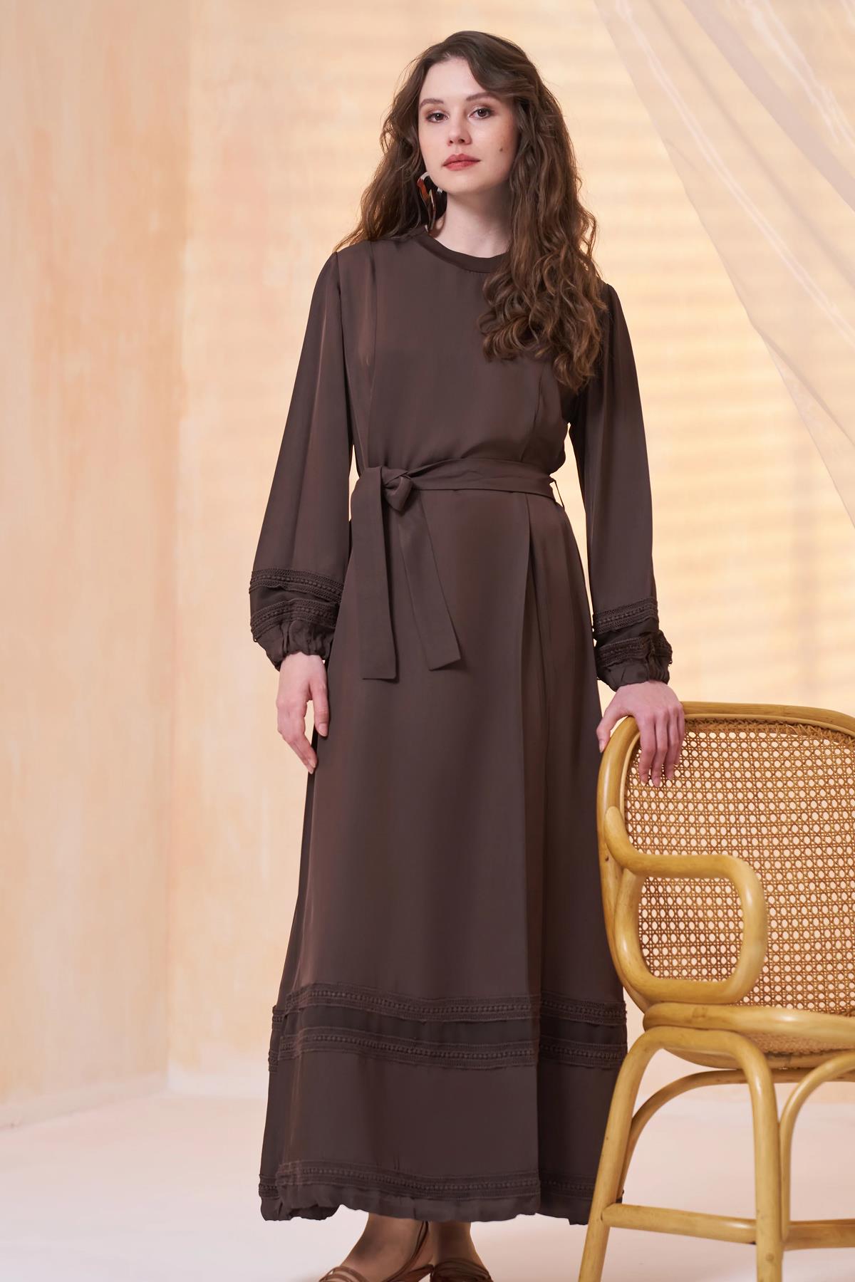 Dantel Detaylı Beli Kuşaklı Elbise