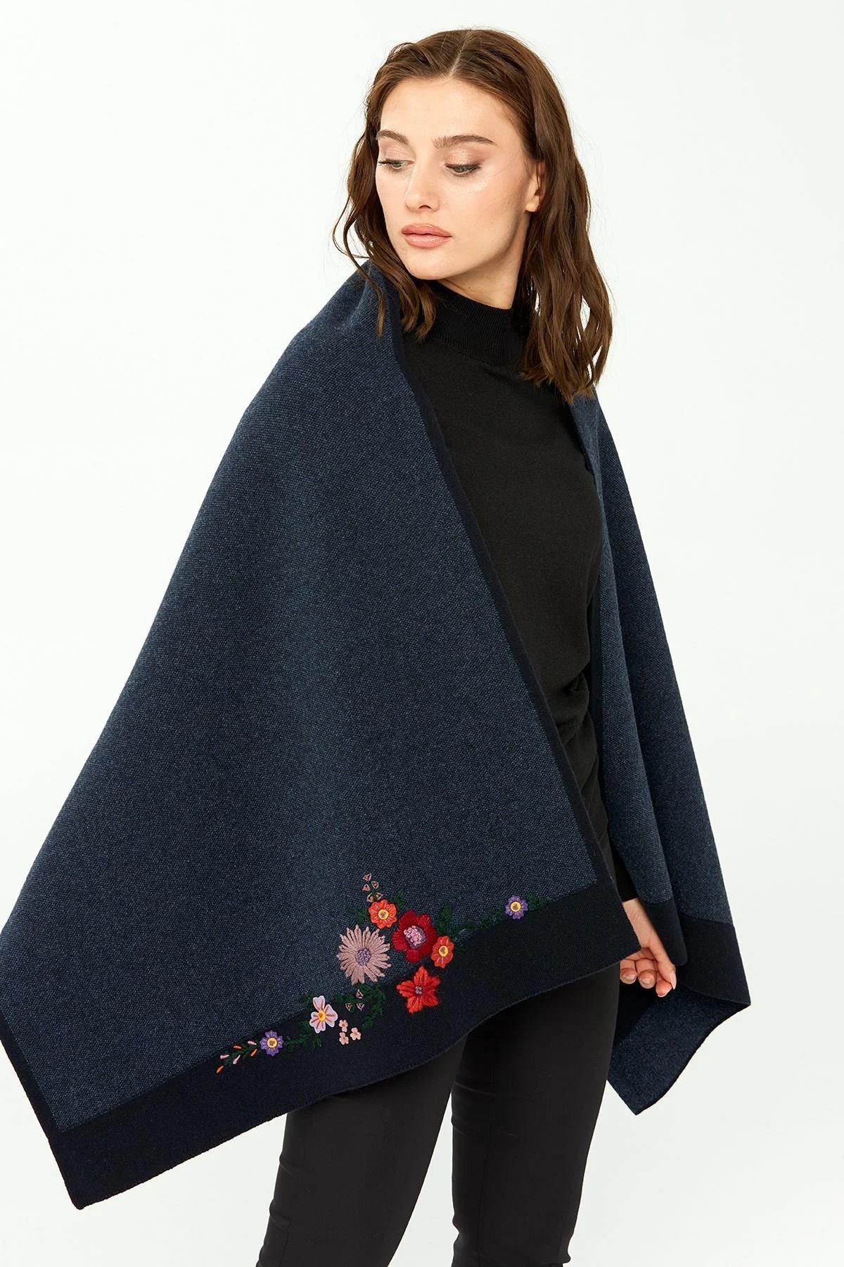 Çiçek İşlemeli Triko Şal