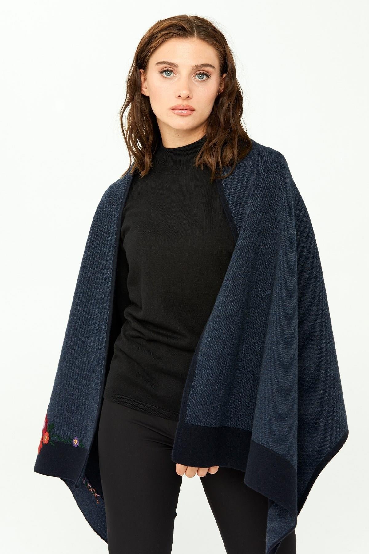 Çiçek İşlemeli Triko Şal