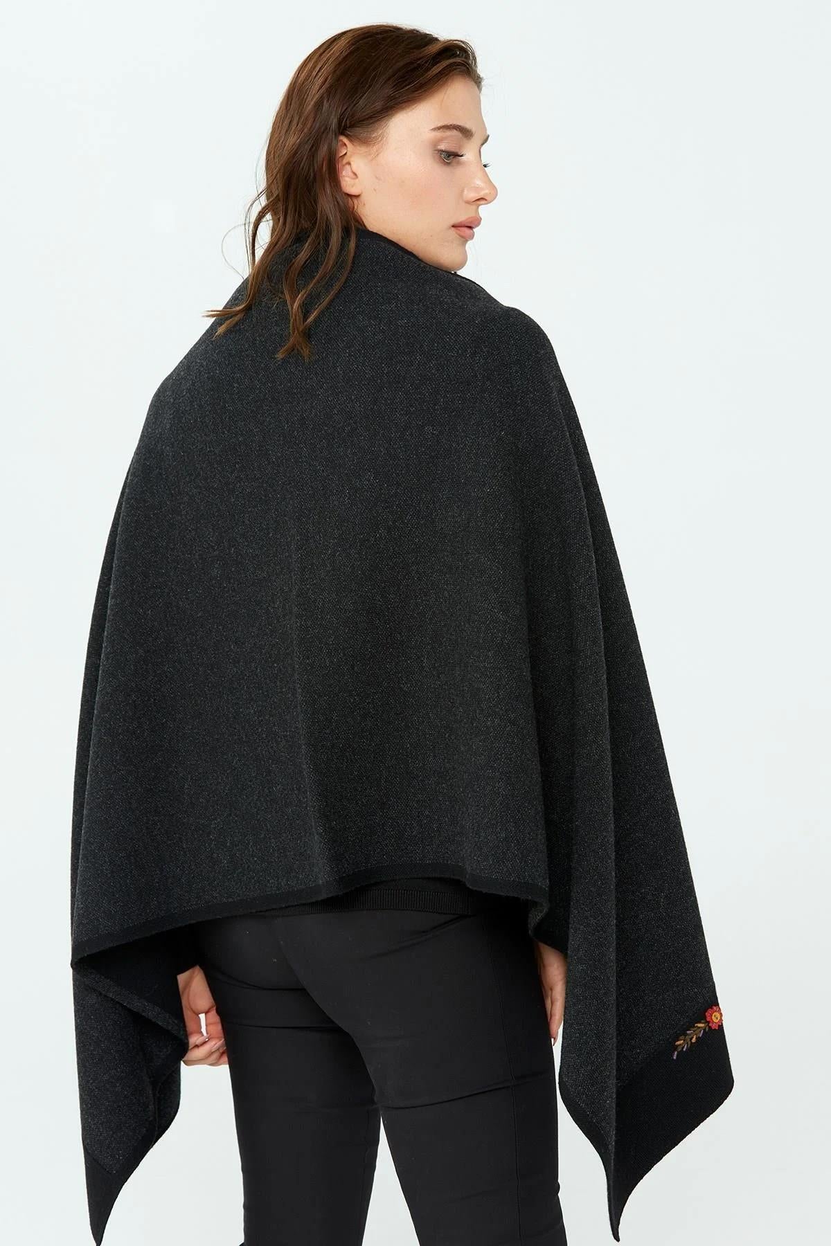 Çiçek İşlemeli Triko Şal