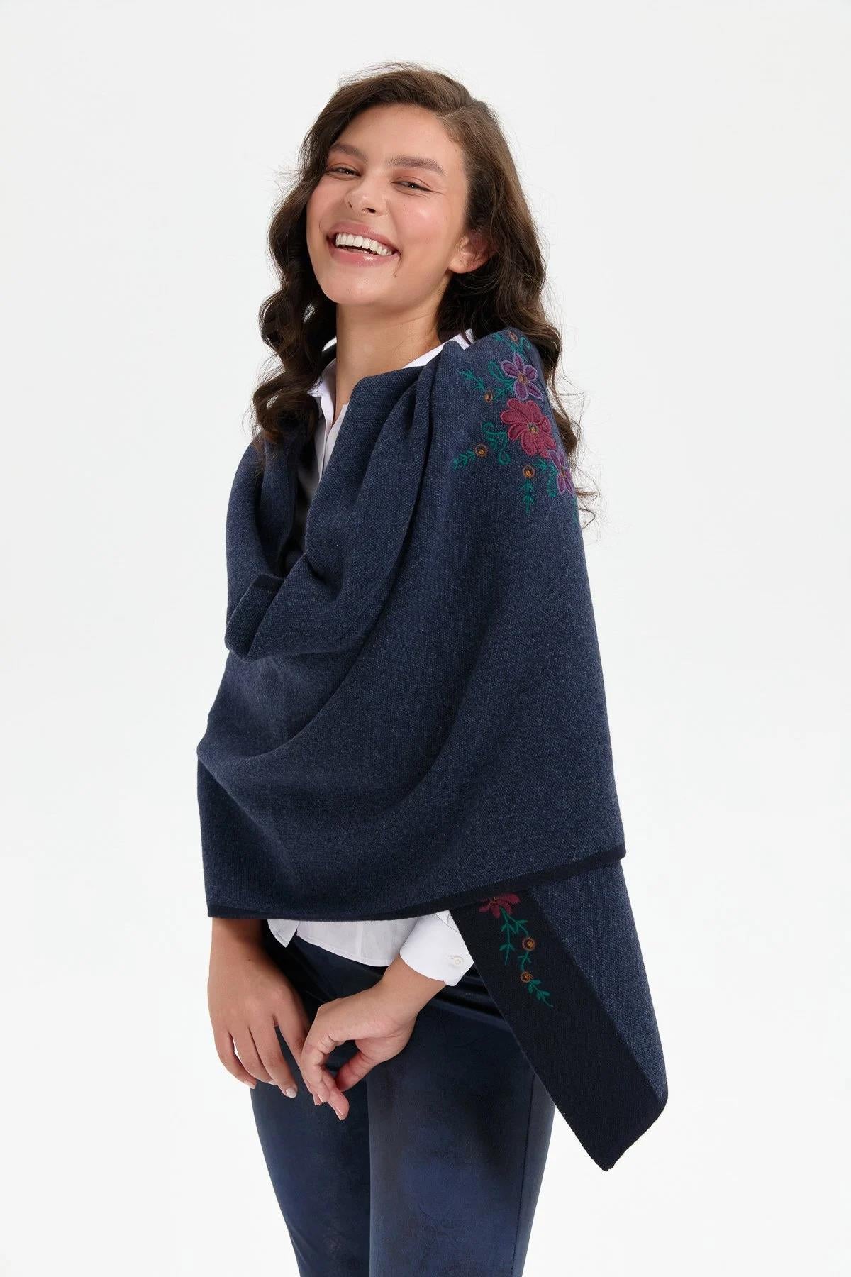 Üç Çiçekli Nakış İşlemeli Şal