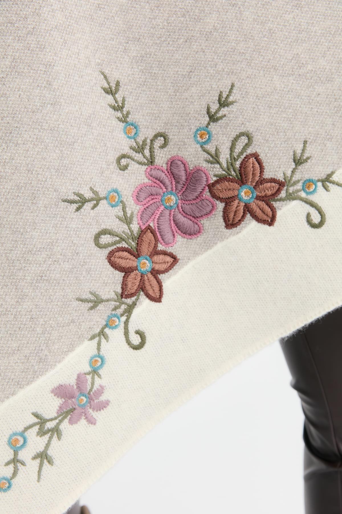 Üç Çiçekli Nakış İşlemeli Şal