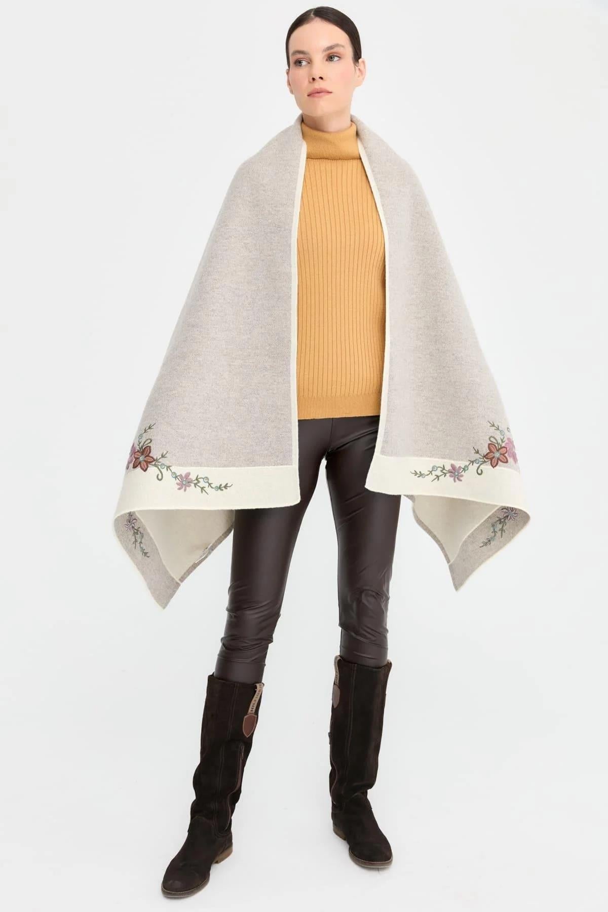 Üç Çiçekli Nakış İşlemeli Şal
