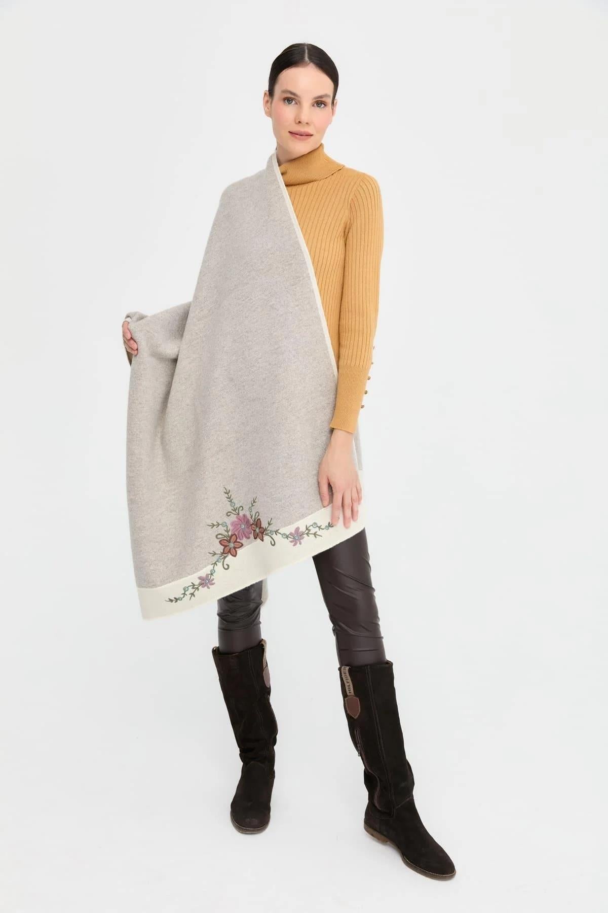 Üç Çiçekli Nakış İşlemeli Şal