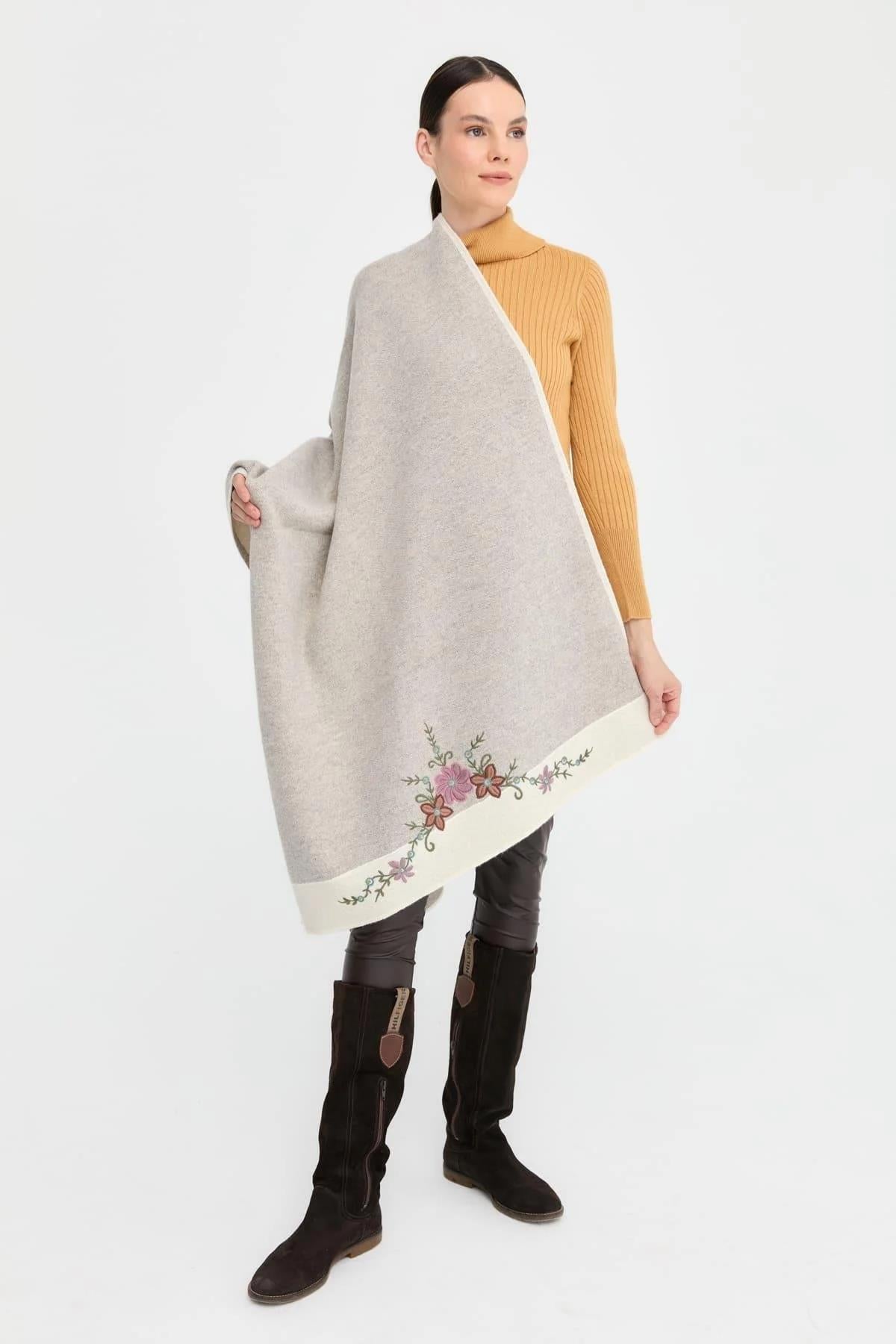 Üç Çiçekli Nakış İşlemeli Şal