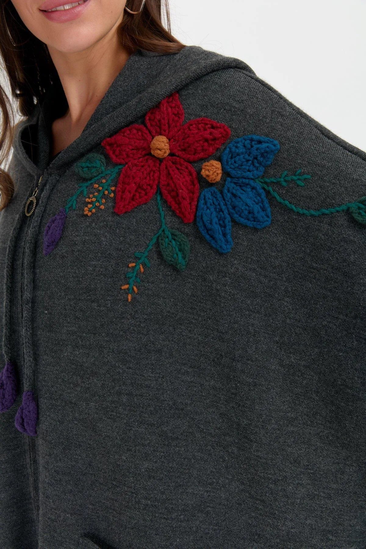 Hooded Shoulder Flower Embroidered Poncho 