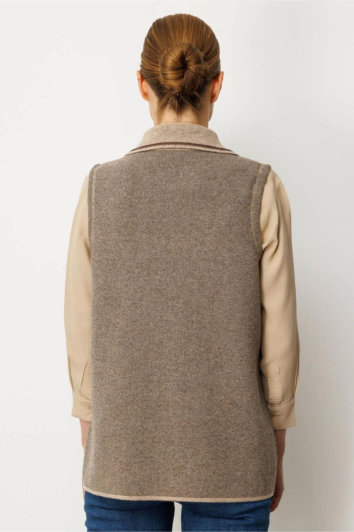 Embroidered Polo Collar Zippered Vest 