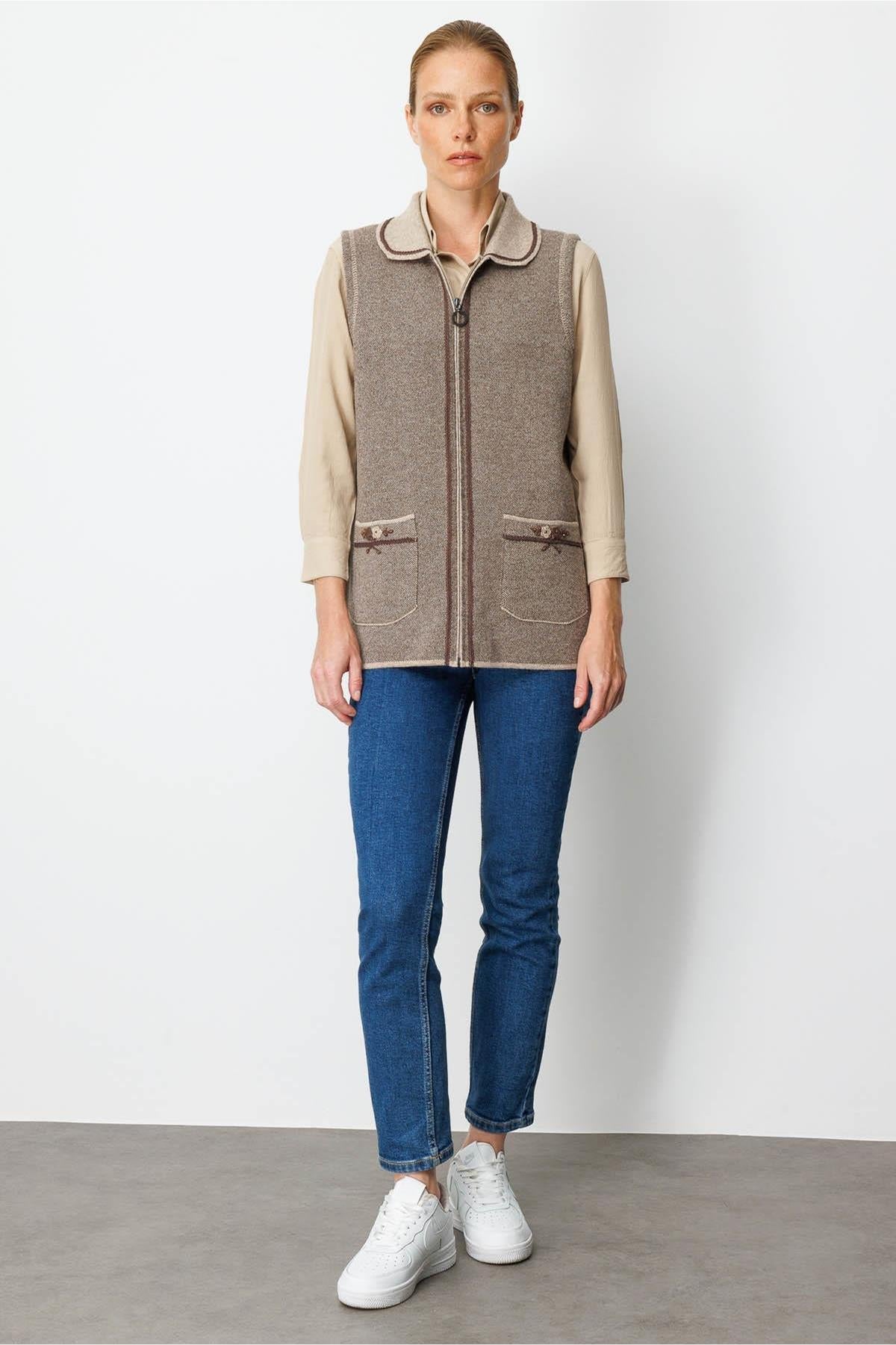 Embroidered Polo Collar Zippered Vest 