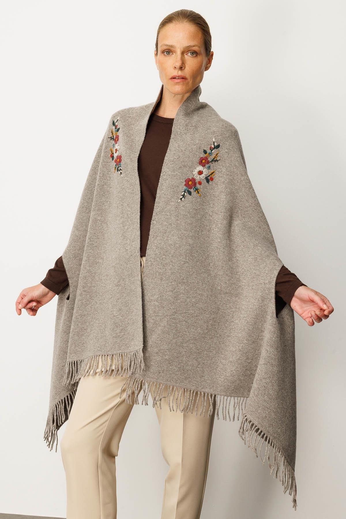 Yakası İşlemeli Koldan Geçmeli Büyük Şal