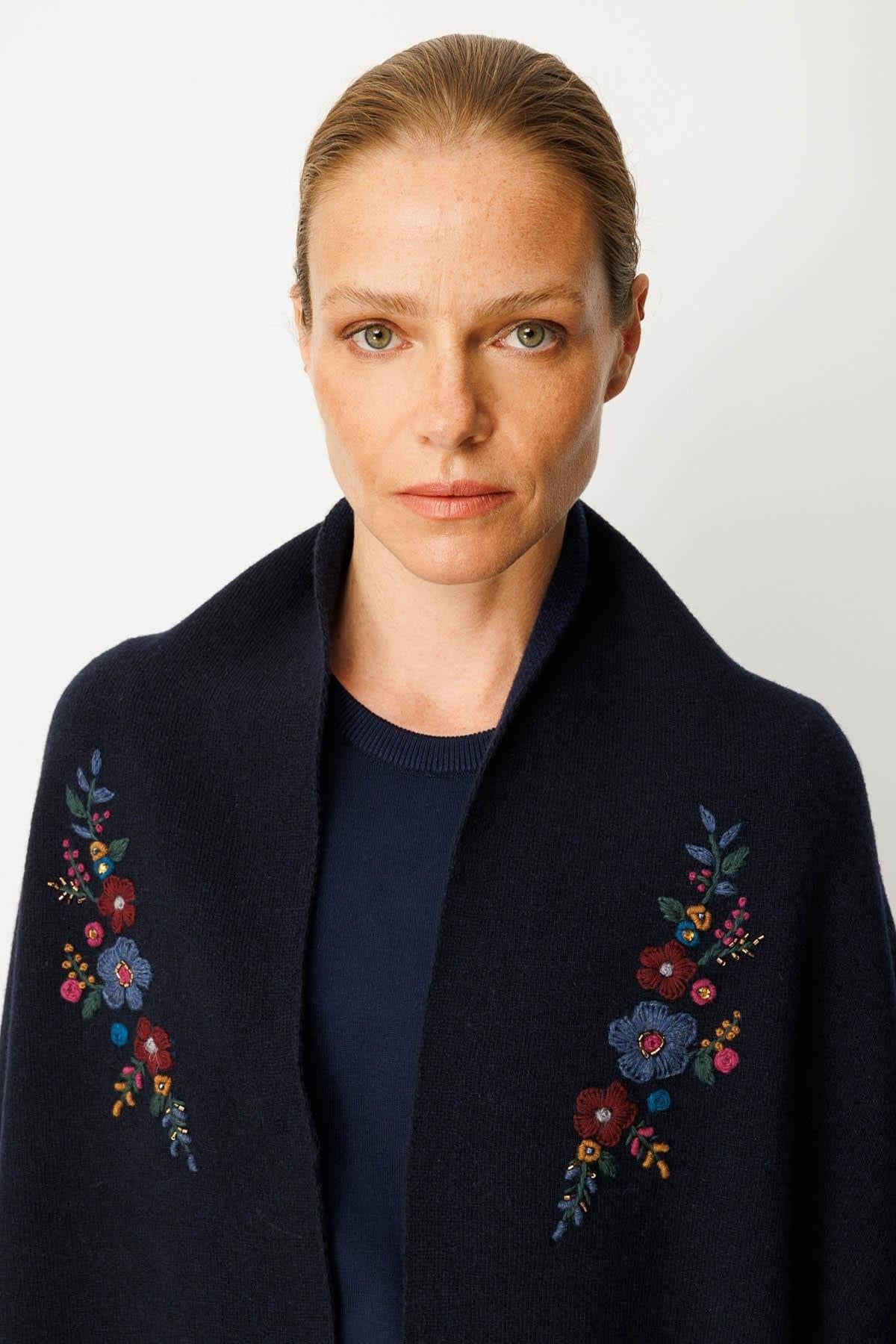 Yakası İşlemeli Koldan Geçmeli Büyük Şal