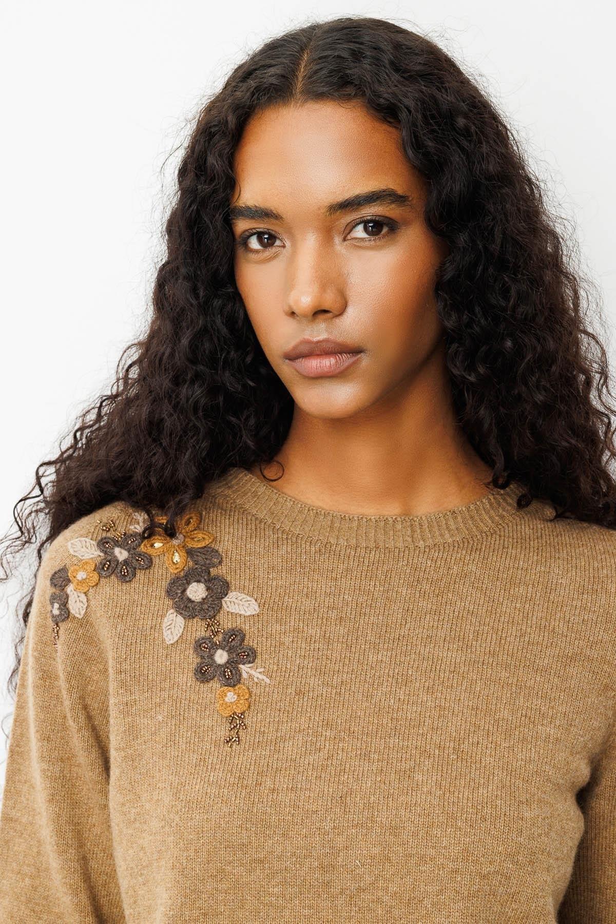 Crew Neck Embroidered Shoulder Sweater 