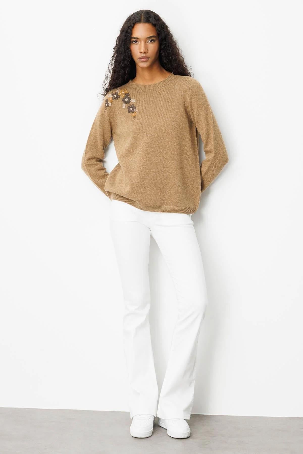 Crew Neck Embroidered Shoulder Sweater 
