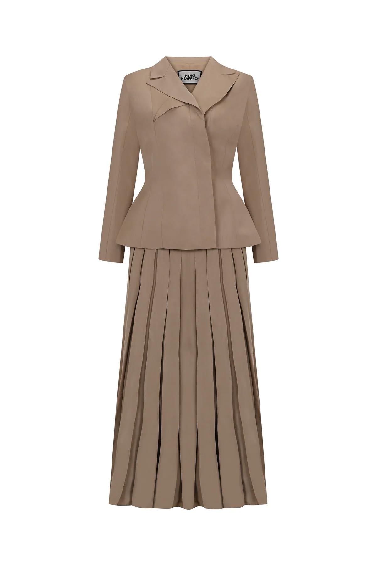 طقم جاكيت وتنورة بياقة مستقيمة وتفاصيل