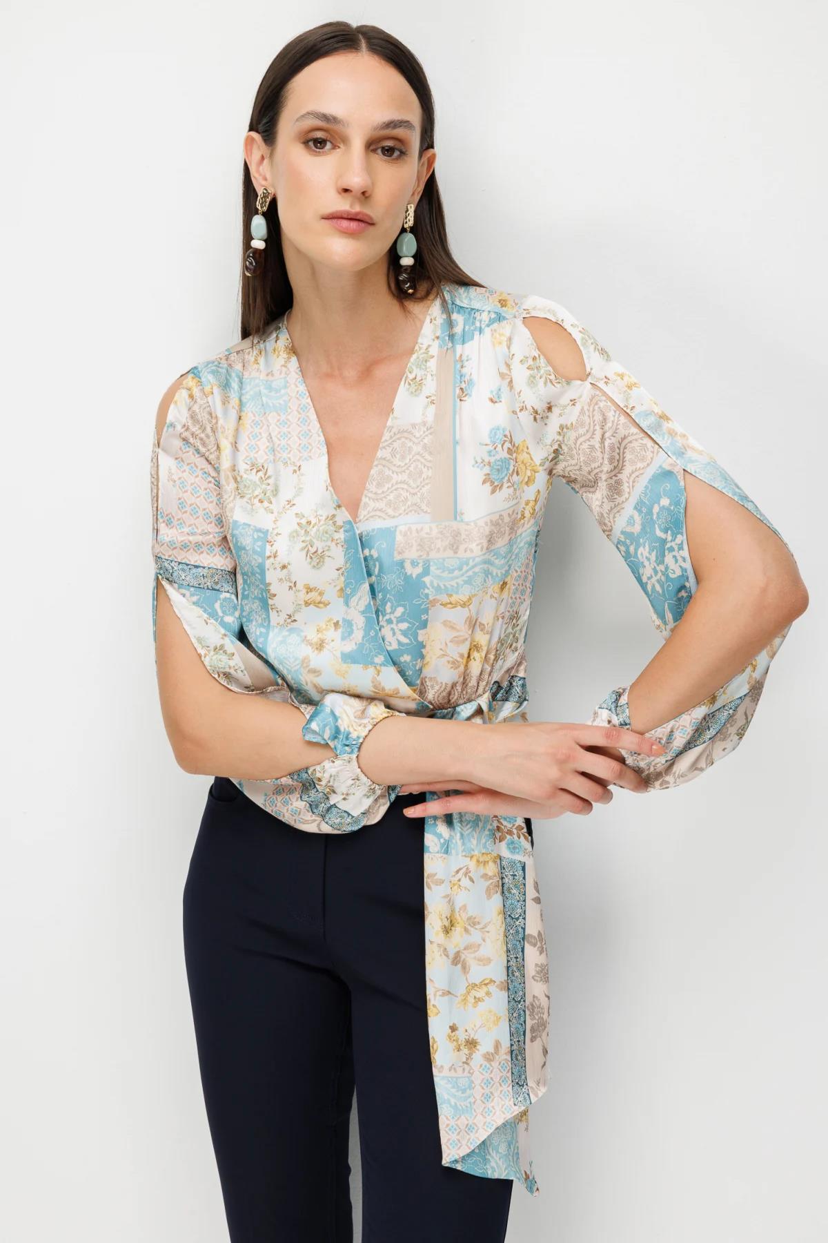 Beli Bağlama Detaylı Desenli Crop Bluz