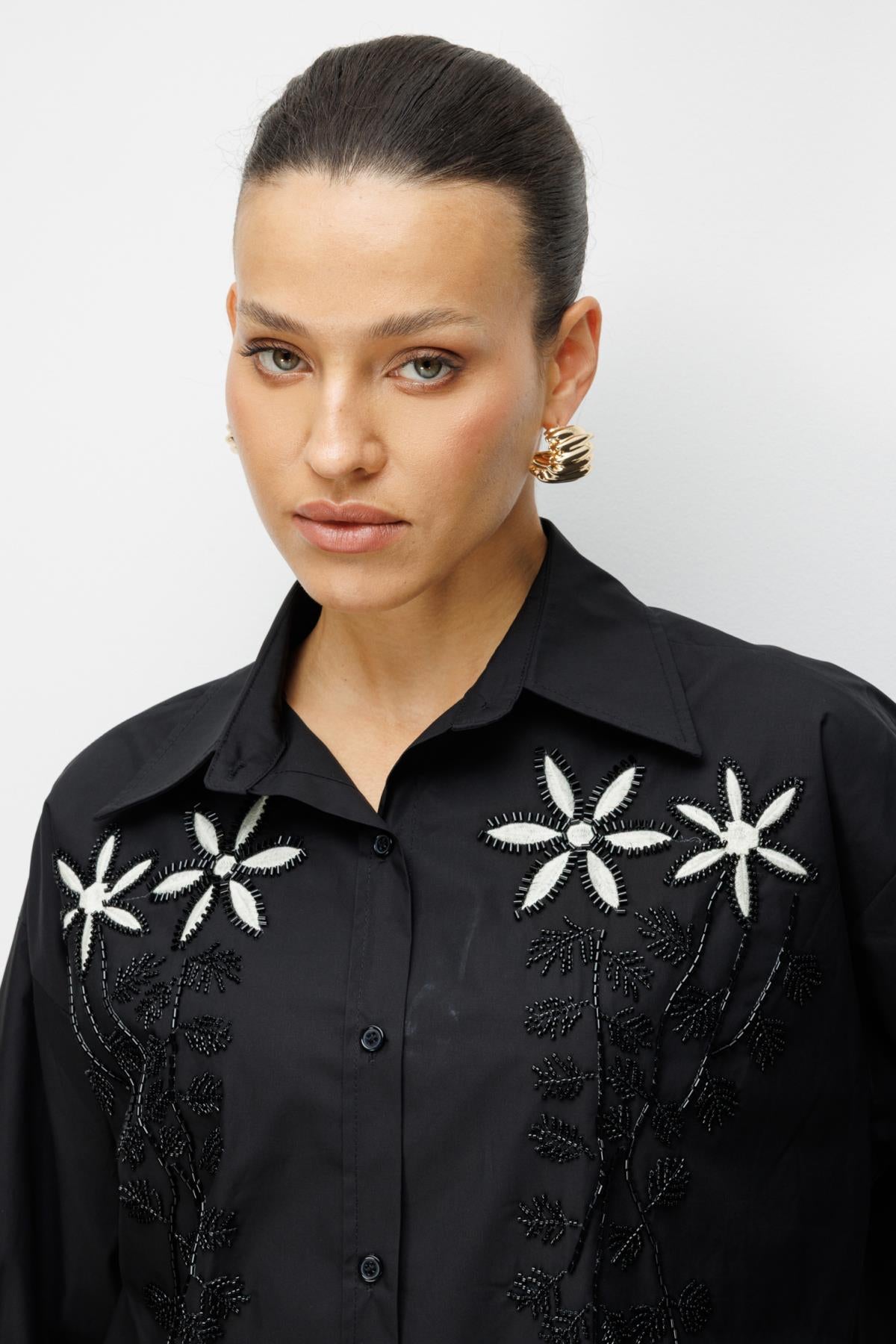 Boncuklu Çiçek İşlemeli Gömlek