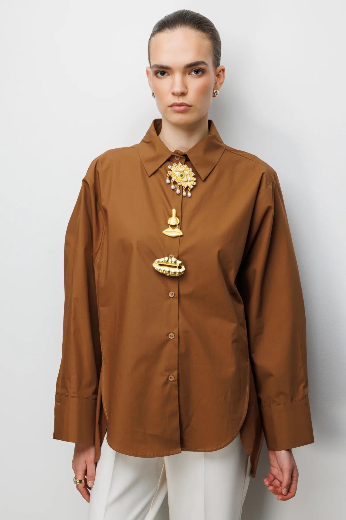 Metal Broşlu Oversize Gömlek