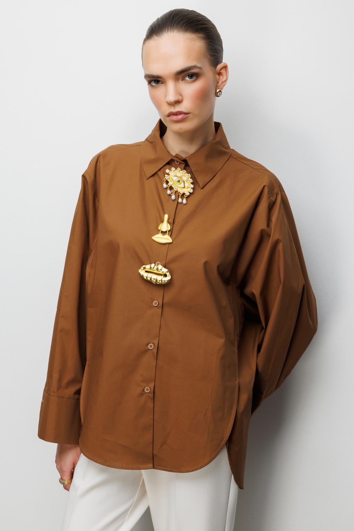 Metal Broşlu Oversize Gömlek