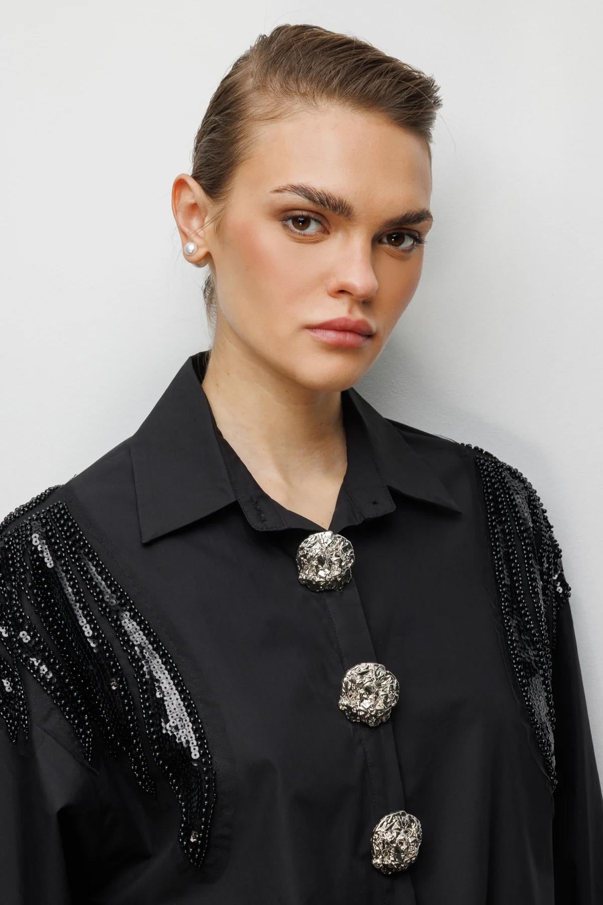Boncuk İşlemeli Süs Metal Düğmeli Gömlek