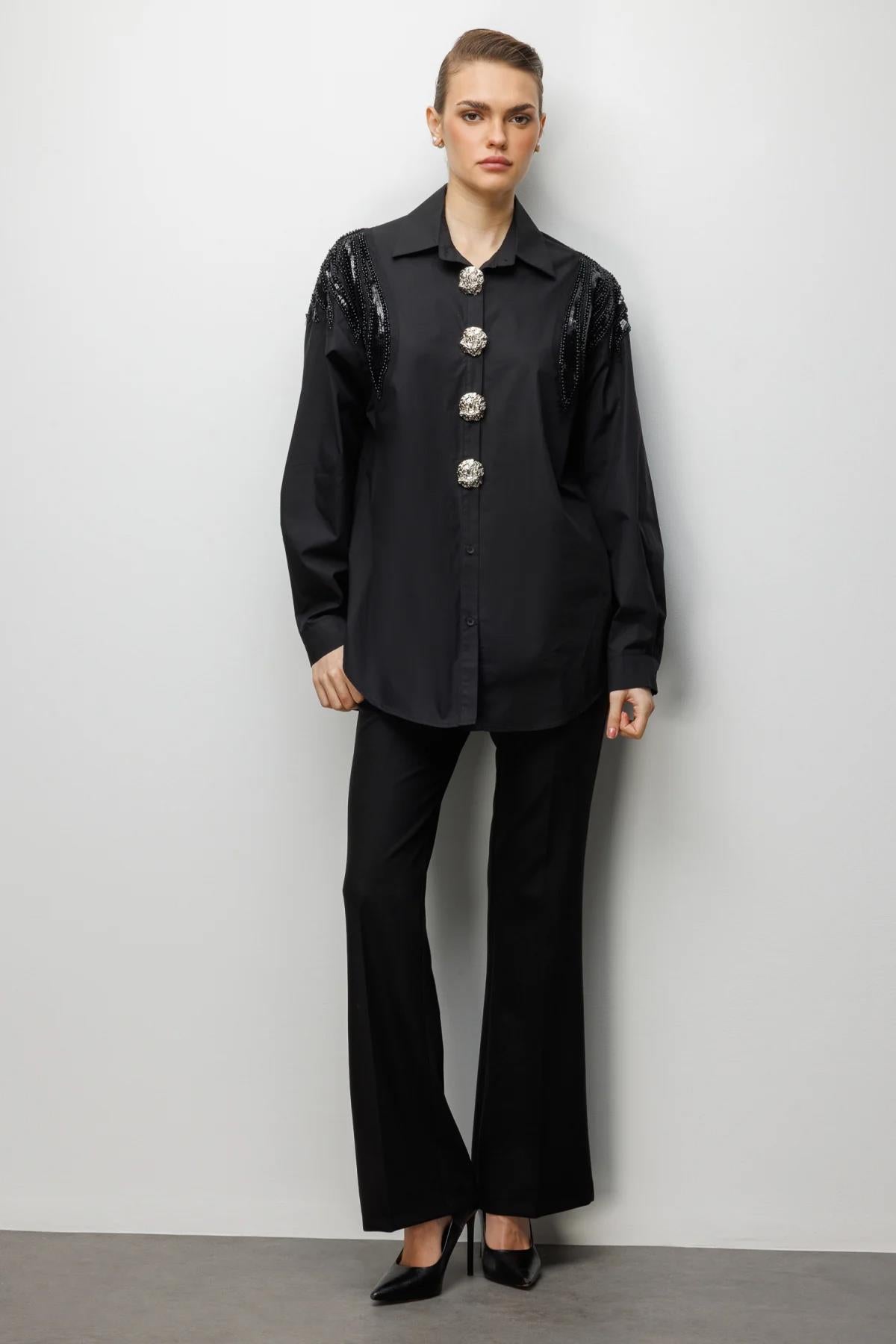 Boncuk İşlemeli Süs Metal Düğmeli Gömlek