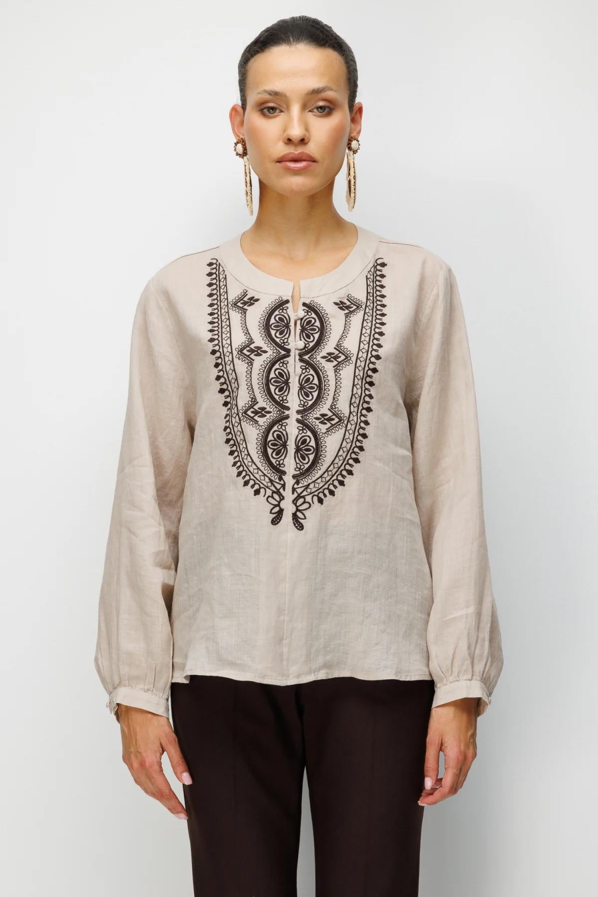 Önü Nakış İşlemeli Hakim Yaka Bluz