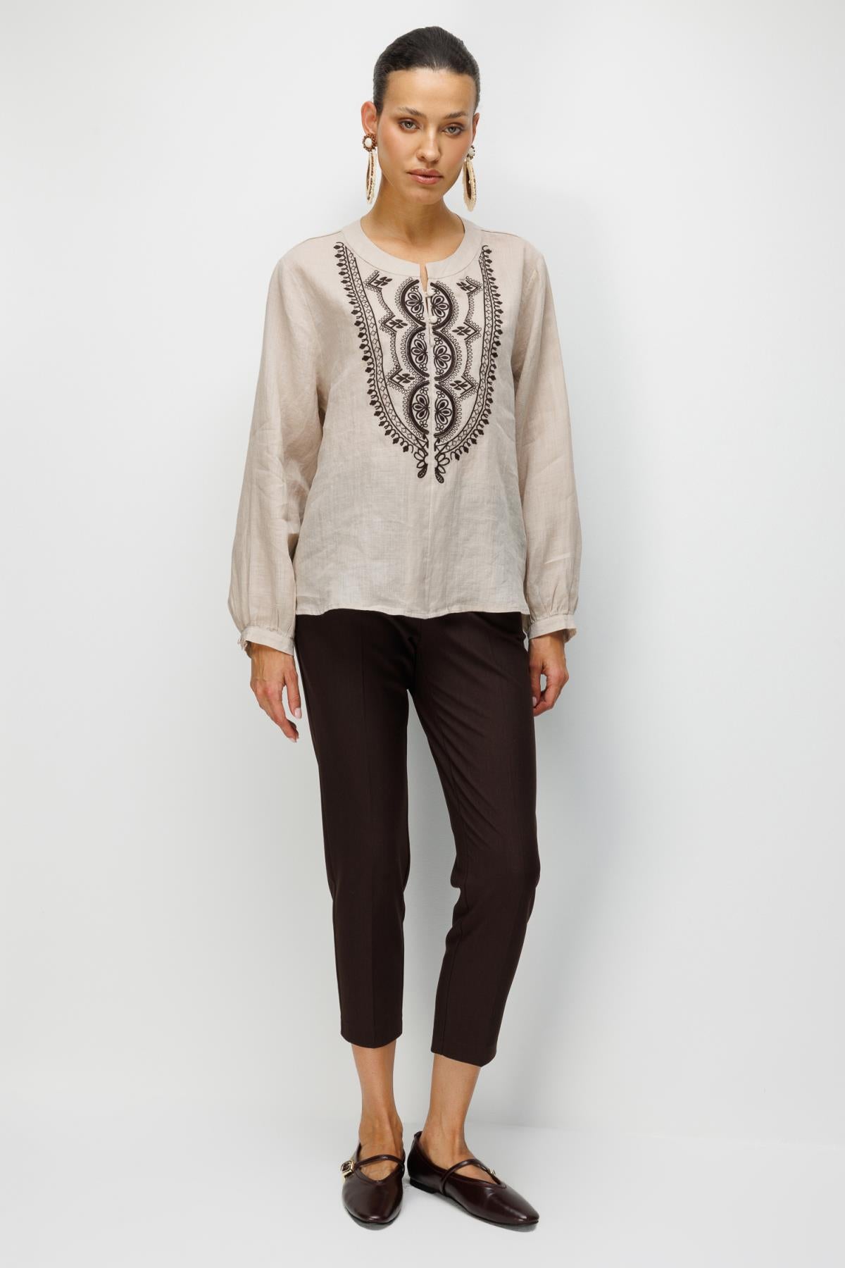 Önü Nakış İşlemeli Hakim Yaka Bluz