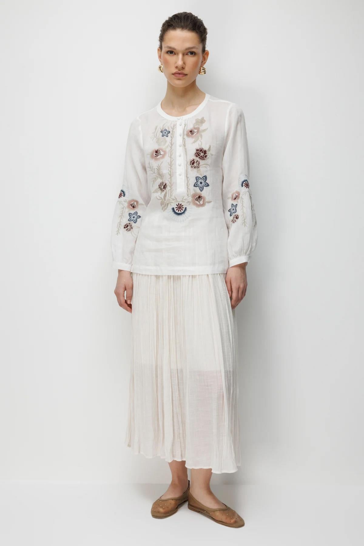 Çiçek İşlemeli Keten Bluz