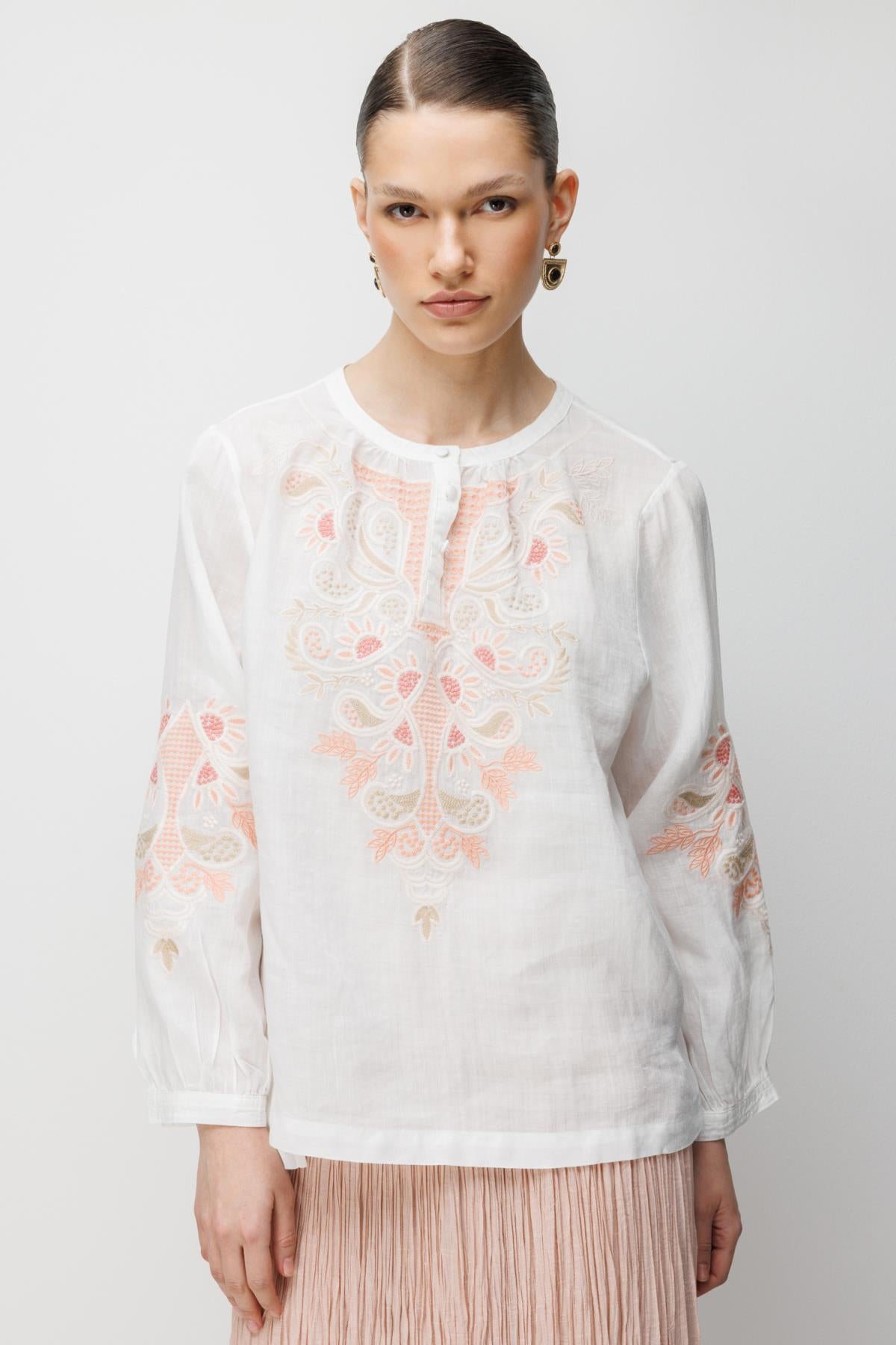 İşlemeli Sıfır Yaka Keten Bluz