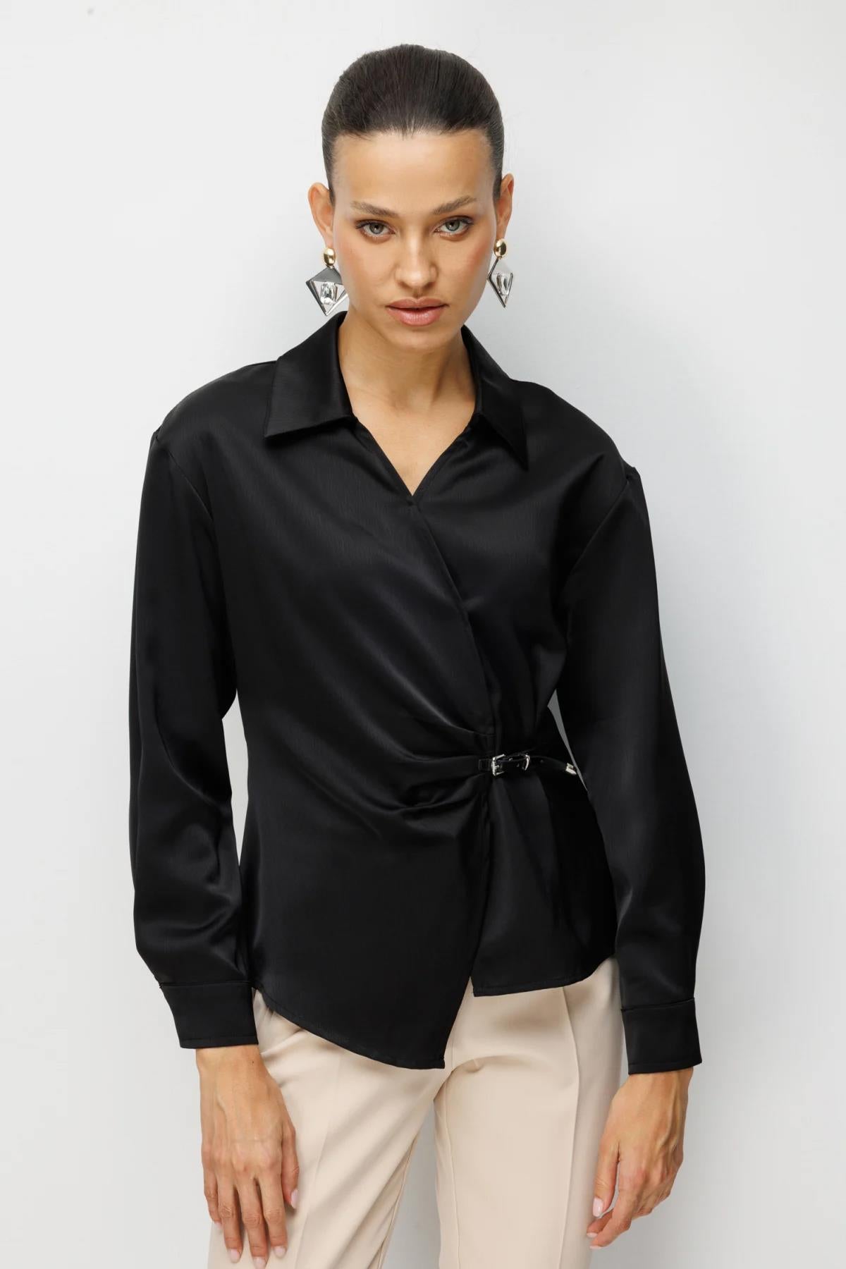 Kemer Detaylı Drapeli Bluz