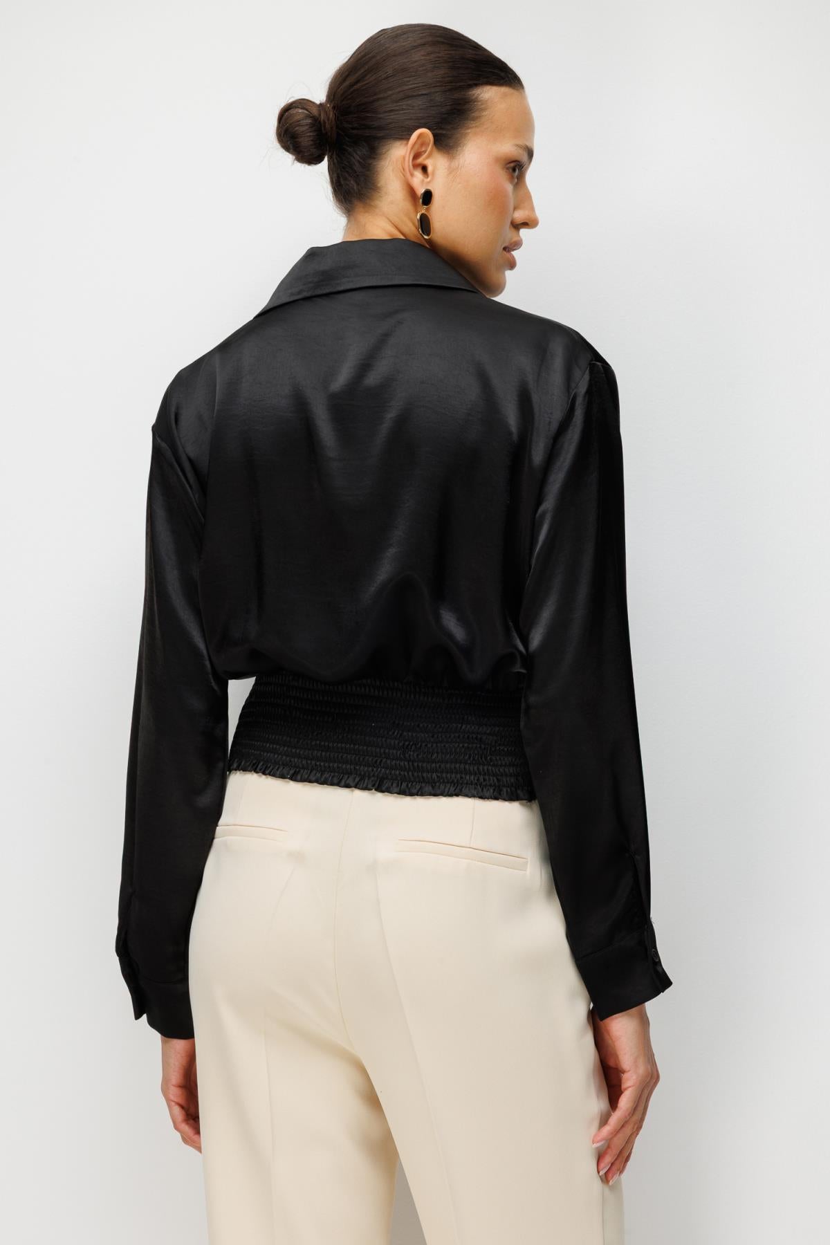 Büzgü Detaylı Saten Bluz