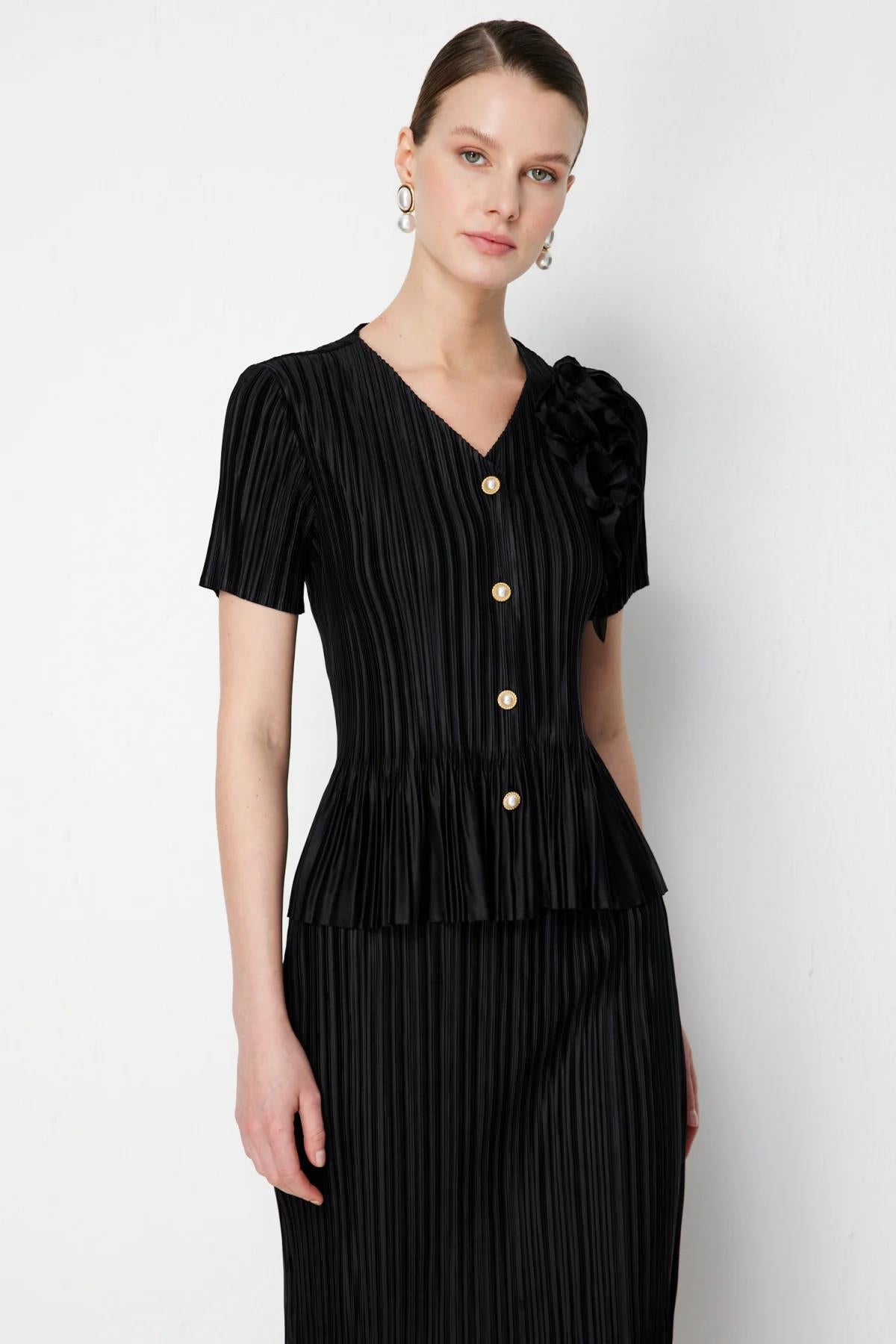 Piliseli Omuz Çiçekli V Yaka Bluz