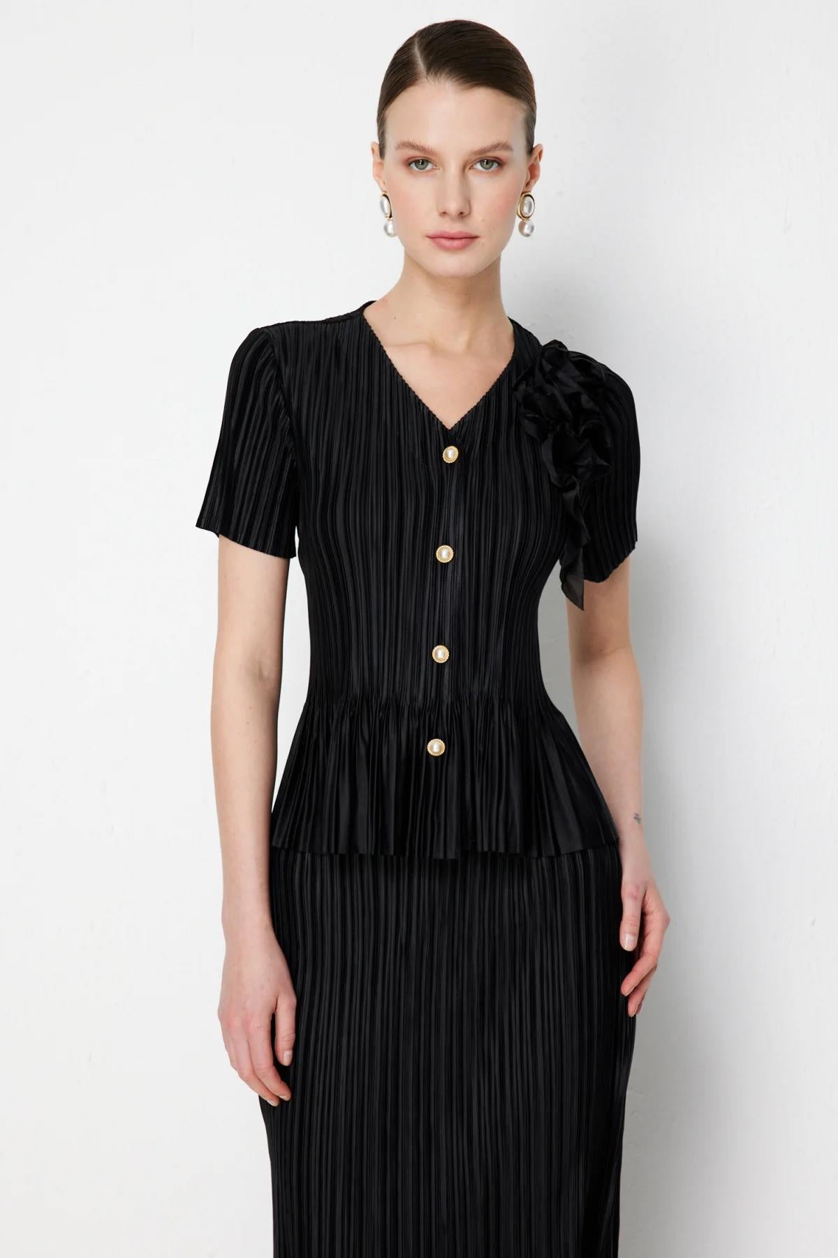 Piliseli Omuz Çiçekli V Yaka Bluz