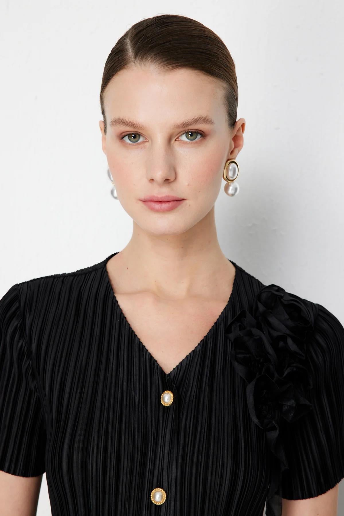 Piliseli Omuz Çiçekli V Yaka Bluz