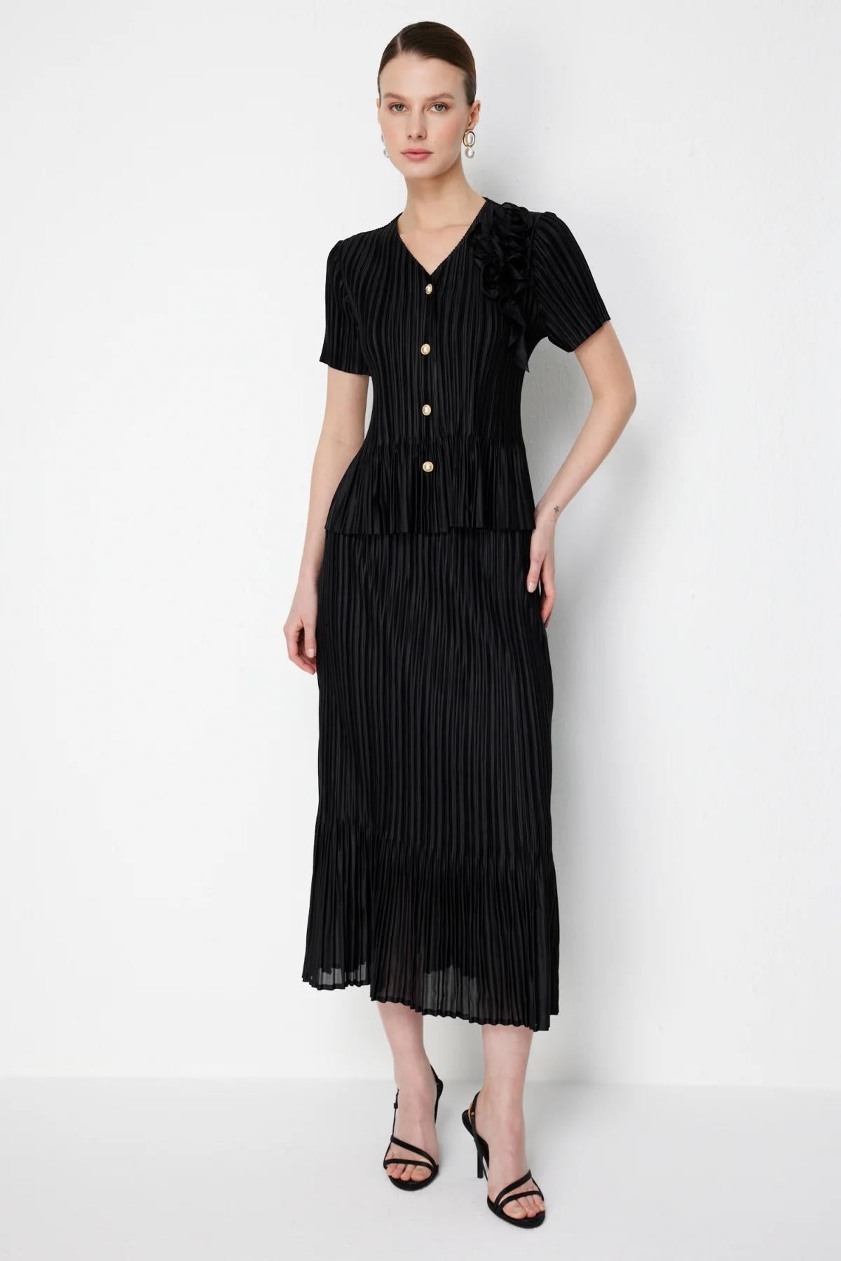 Piliseli Omuz Çiçekli V Yaka Bluz