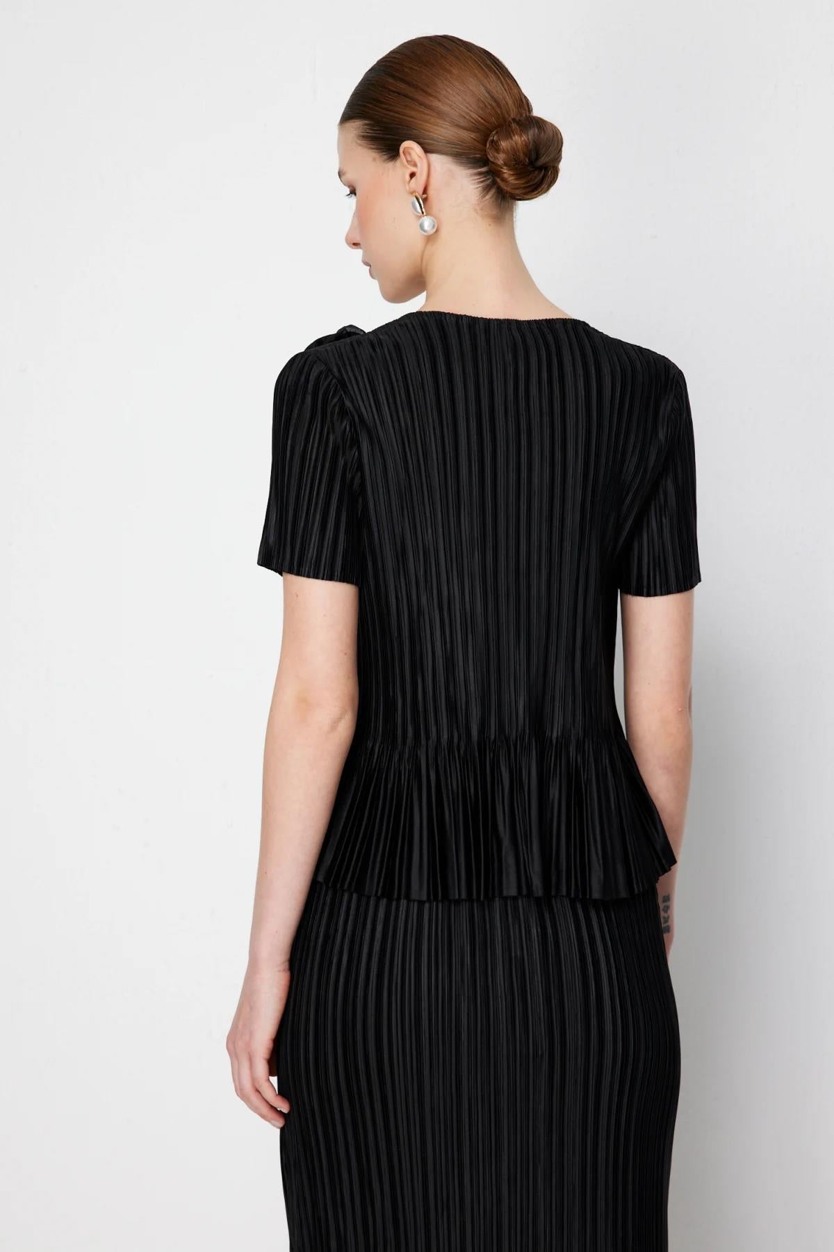 Piliseli Omuz Çiçekli V Yaka Bluz