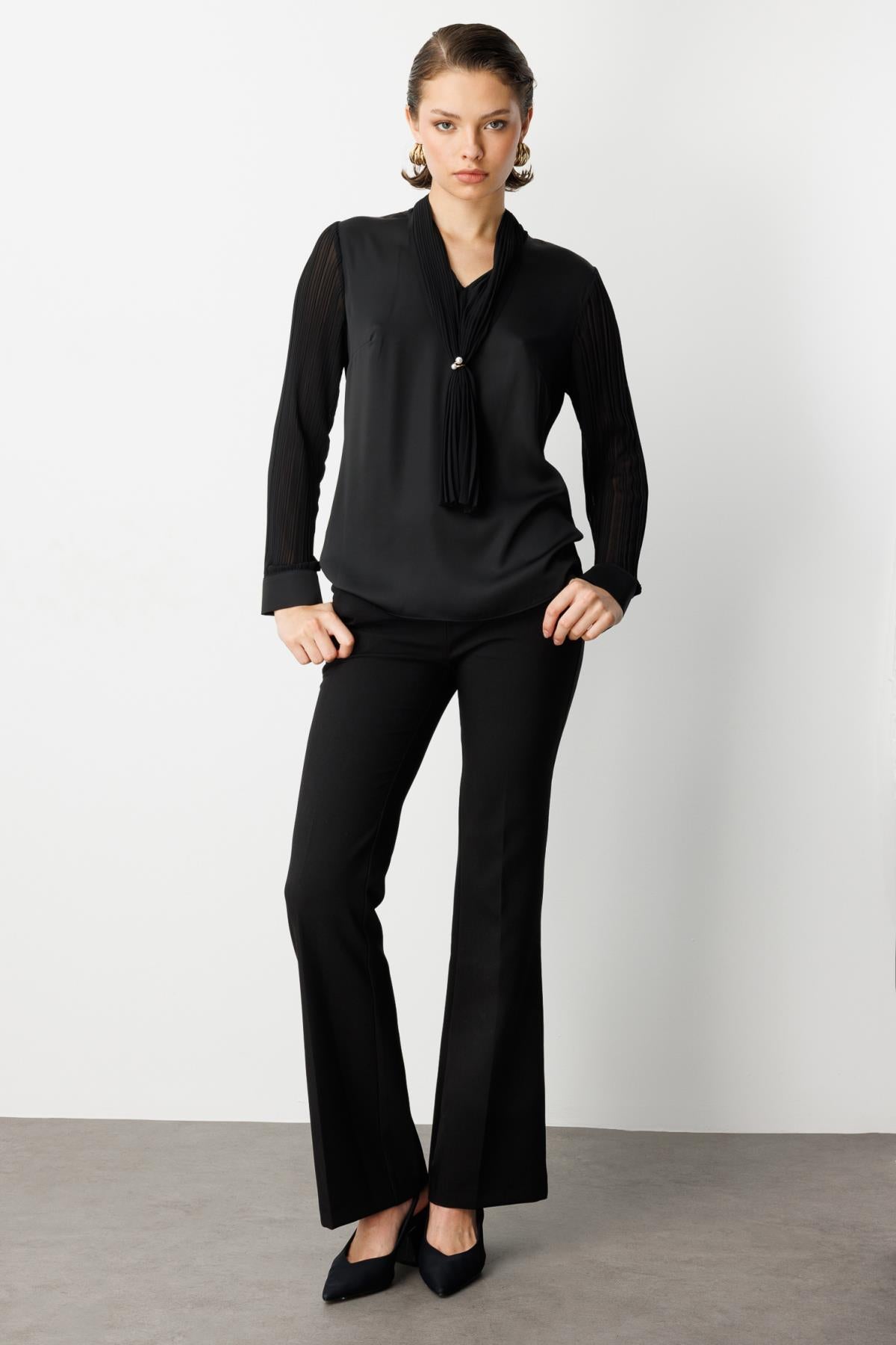 Yakası Fularlı Broş Detaylı Bluz