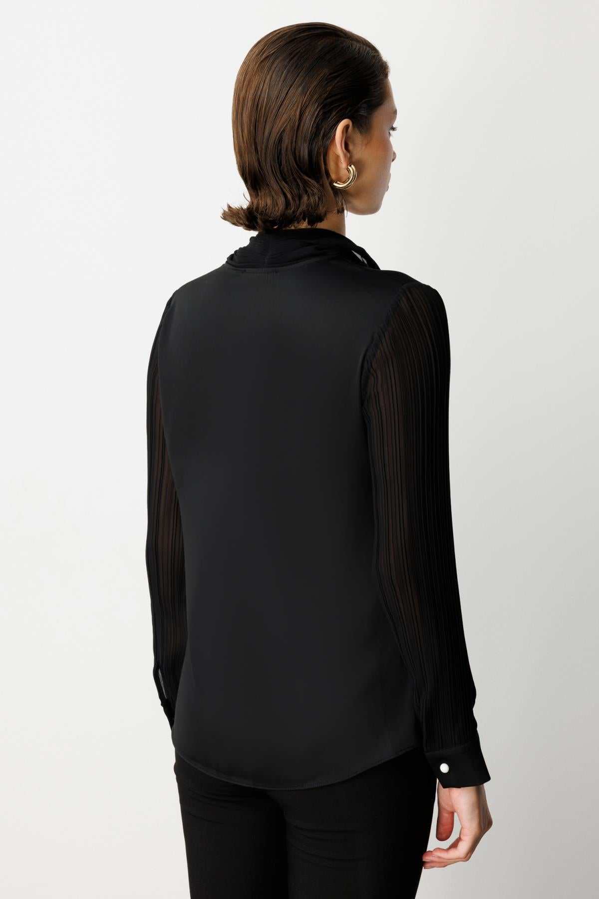 Yakası Fularlı Broş Detaylı Bluz