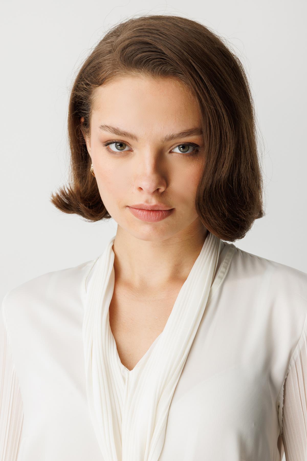 Yakası Fularlı Broş Detaylı Bluz