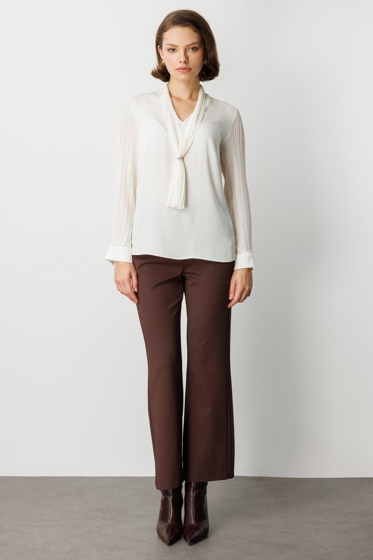 Yakası Fularlı Broş Detaylı Bluz