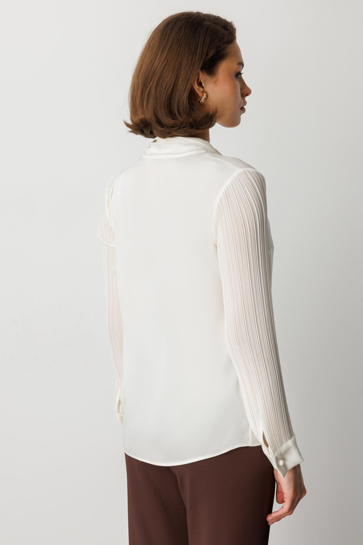 Yakası Fularlı Broş Detaylı Bluz