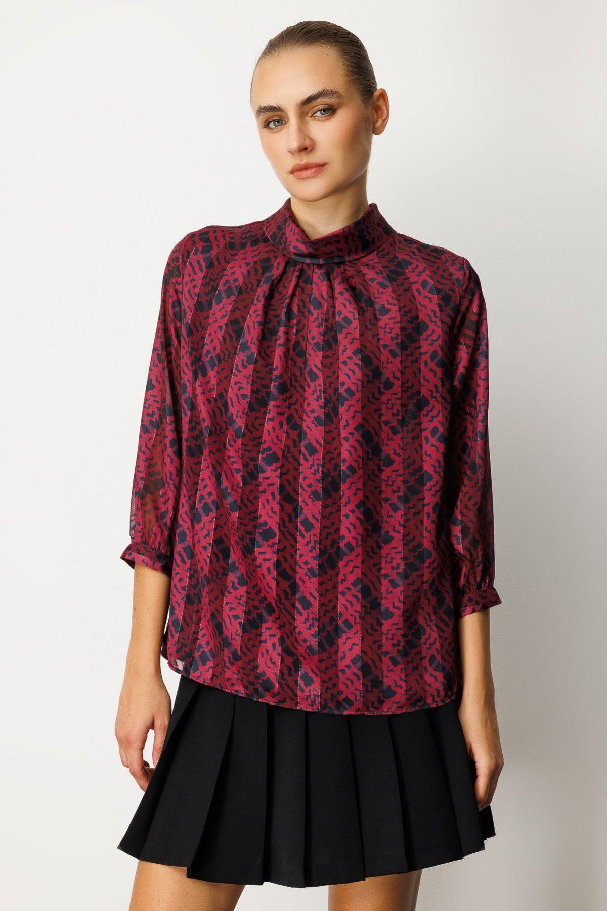 Yüksek Yakalı Desenli Dökümlü Bluz