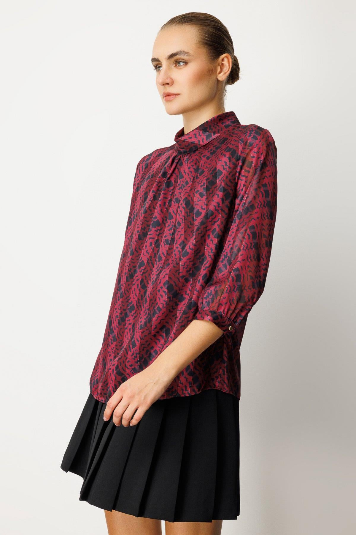 Yüksek Yakalı Desenli Dökümlü Bluz